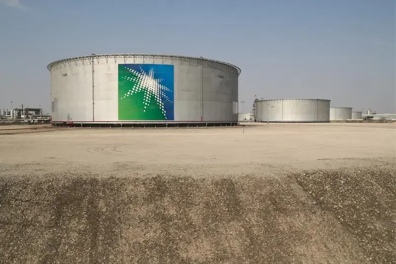 Rezervoare de petrol cu sigla Saudi Aramco în peisajul industrial.