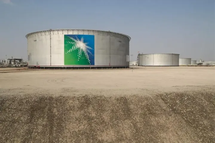 Rezervoare de petrol cu sigla Saudi Aramco în peisajul industrial.