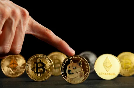 Monede digitale și criptomonede reprezentând viitorul financiar al industriei bancare.