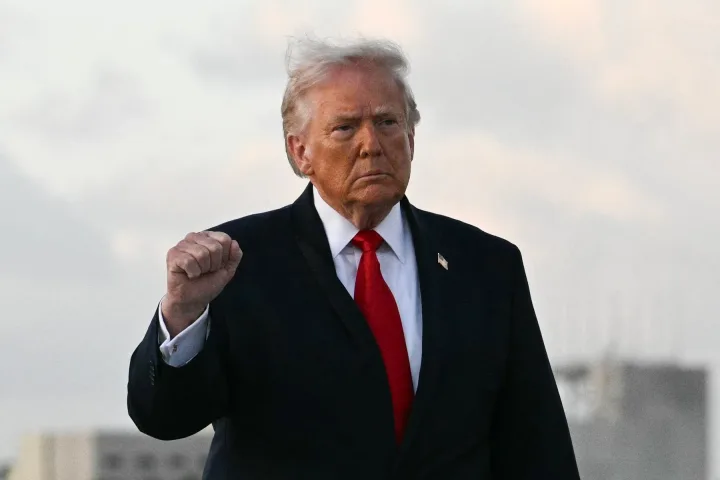 Donald Trump exprimându-și determinarea în fața camerelor.