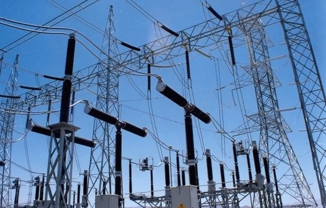 Instalații electrice moderne, simbol al eficienței energetice în companiile de stat.