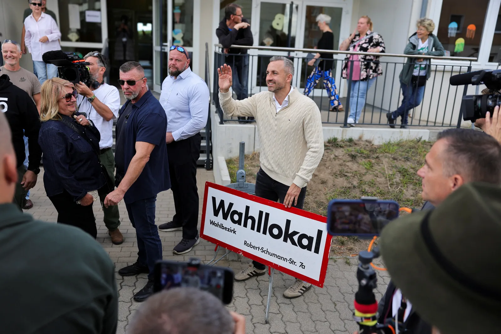 Susținători ai AfD la alegerile din Saxonia-Anhalt, atmosfera de intensitate politică.