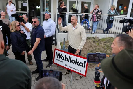 Susținători ai AfD la alegerile din Saxonia-Anhalt, atmosfera de intensitate politică.