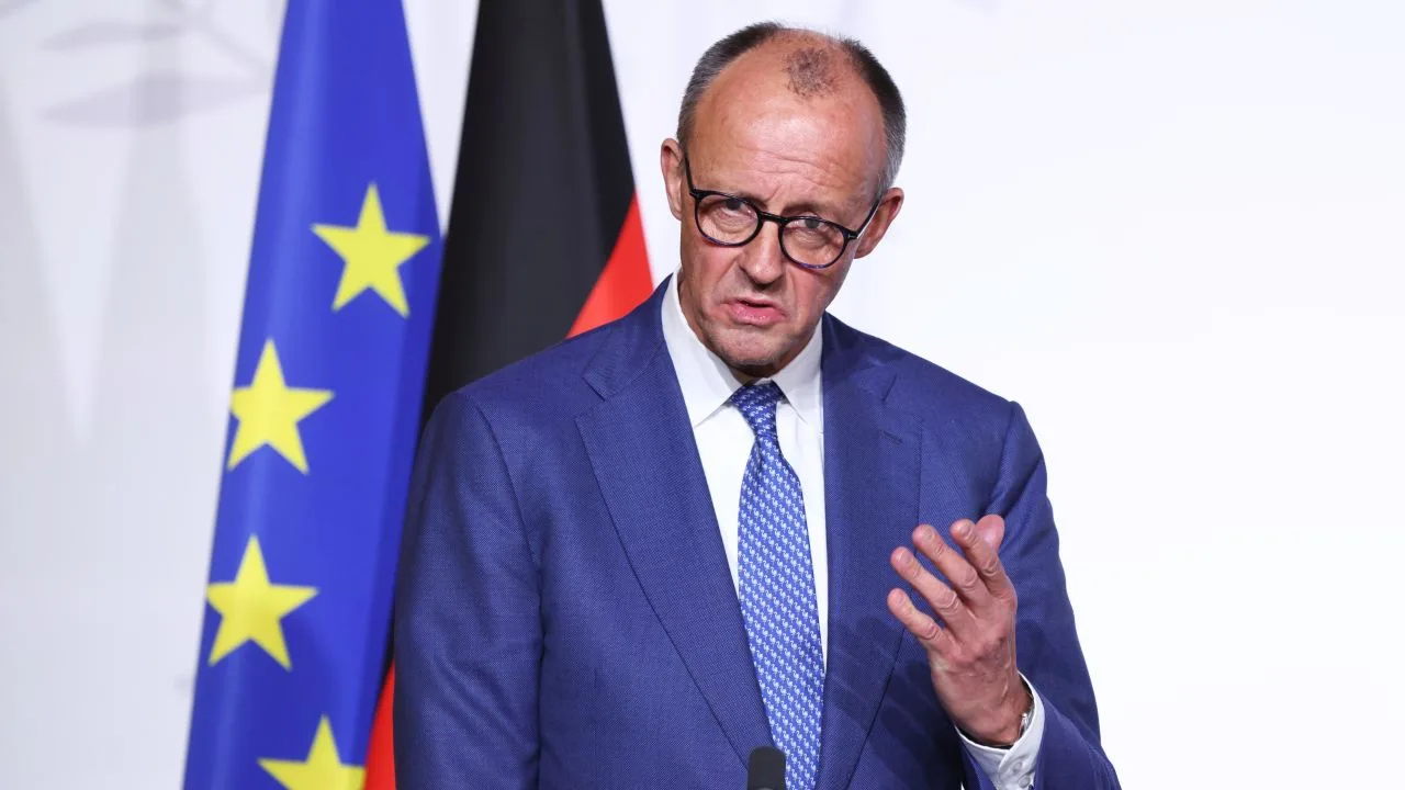 Friedrich Merz discutând despre sancțiuni și atacuri cu dronă.