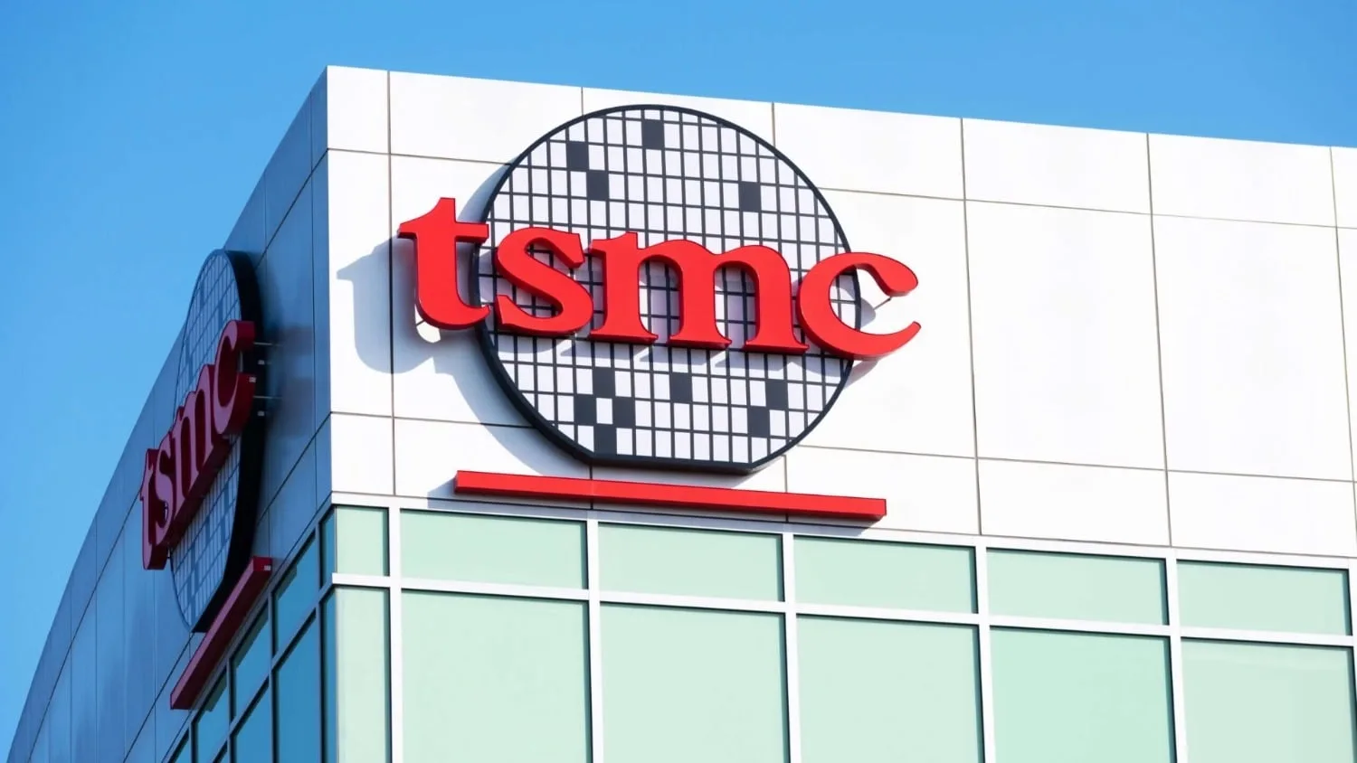 Logo TSMC pe clădirea fabricii din Taichung, simbol al inovației tehnologice.
