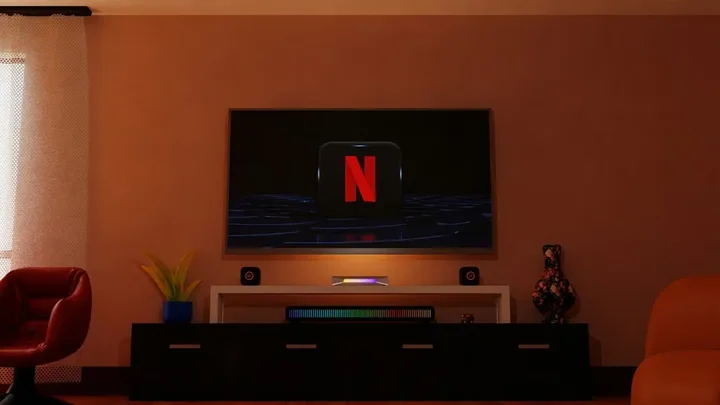 Logo-ul Netflix pe un televizor într-un decor modern.