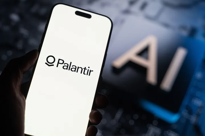 Logo Palantir pe un telefon mobil, simbolizând tehnologia avansată.
