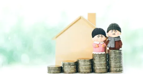 Pensionarii stau lângă monede, simbolizând economiile pentru viitor.