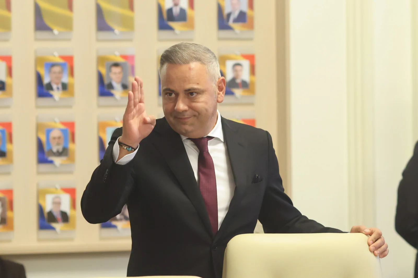 Florin Barbu salută în timpul unei audieri tensionate în Parlament.