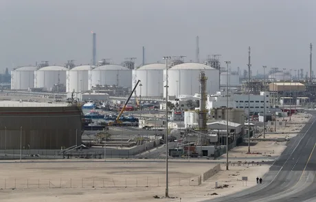 Instalații de gaze lichefiate în apropierea unei zone industriale.