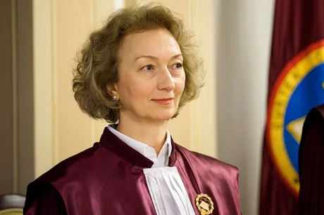 Simina Tănăsescu, președinta CCR, în timpul unei ceremonii oficiale.