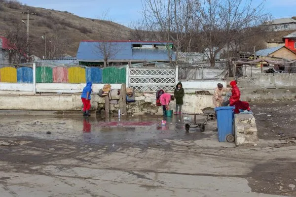 Copii jucându-se într-o zonă afectată de sărăcie în România.