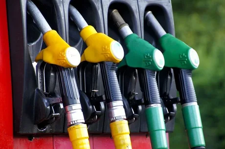 Stație de alimentare cu pompele de carburant în prim-plan.