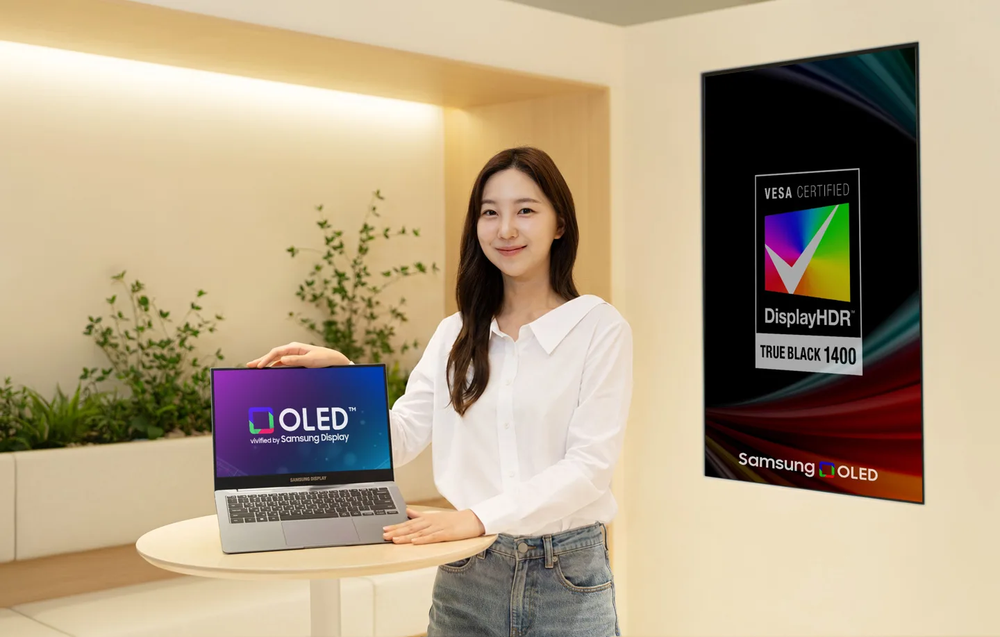 Prezentare a laptopului cu panou OLED certificat VESA DisplayHDR True Black 1400.