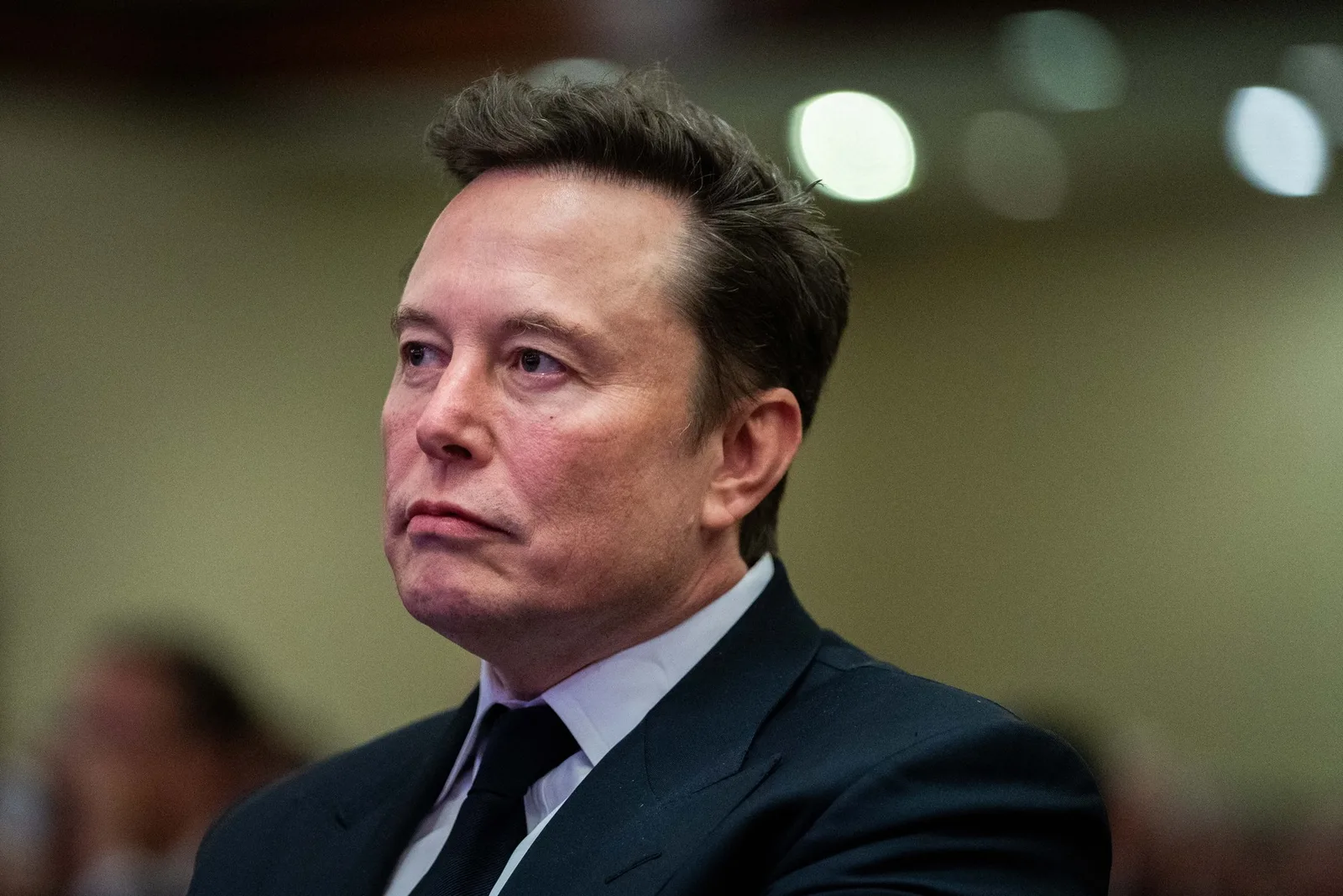 Elon Musk ascultând declarațiile despre polarizarea socială pe platforma X.