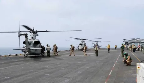 Militari americani pe o navă, pregătindu-se pentru misiuni în Orientul Mijlociu.