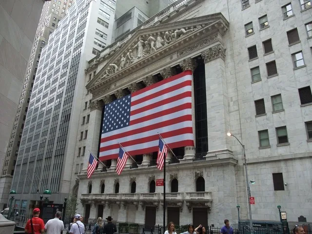 Bursa americană anticipează creșteri pentru 2026, susținute de rezultatele financiare din sectorul tehnologic - Analiză asupra impactului revoluției AI și vulnerabilităților pieței