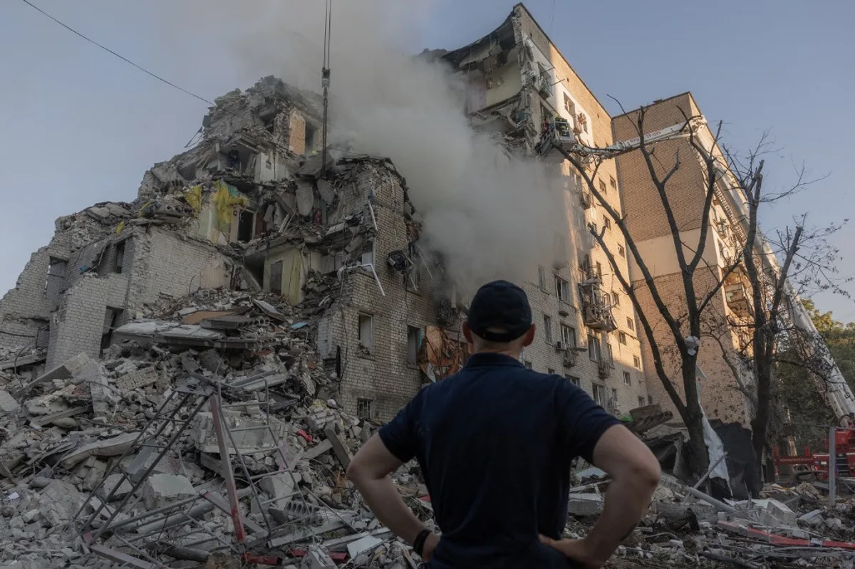 Clădire distrusă în urma atacurilor aeriene din Ucraina, cu fum ieșind din ruine.