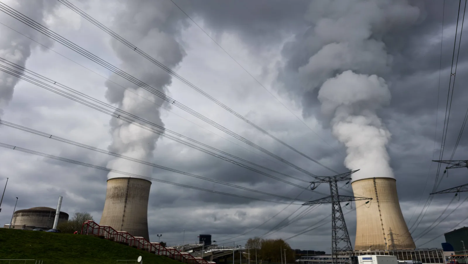 Trei reactoare nucleare din Franța sunt oprite din cauza secetei.