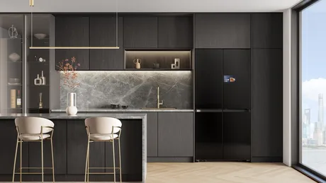 Frigider modern în bucătărie, cu design elegant și funcții inteligente.