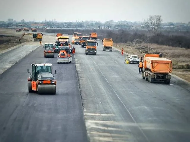 Lucrări de asfaltare pe un drum național în România.