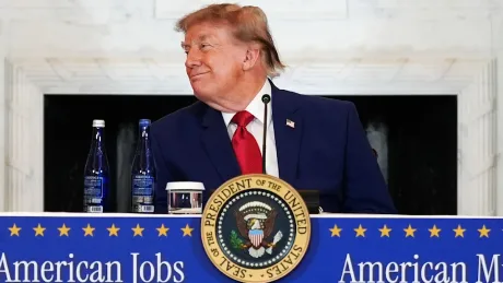 Donald Trump discutând despre investiții în minerale critice pentru SUA.