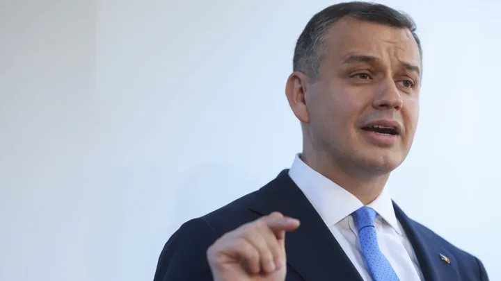 Eugen Tomac discutând despre criza politică din România.