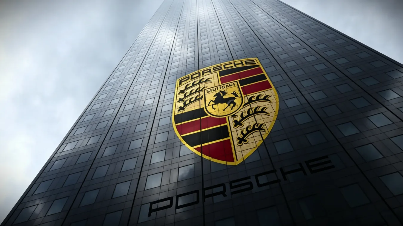 Logo Porsche pe un zgârie-nori, simbol al brandului de lux.