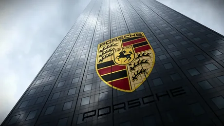 Logo Porsche pe un zgârie-nori, simbol al brandului de lux.