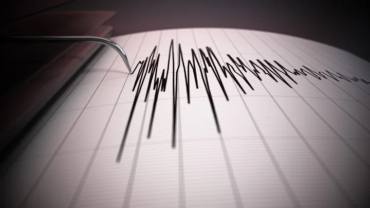 Seismograf înregistrând un cutremur în județul Vrancea.