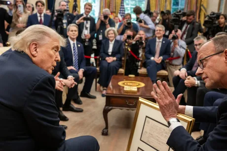 Friedrich Merz discută cu Donald Trump în biroul oval.