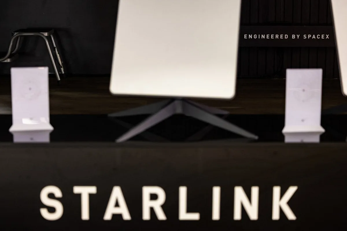 Dispozitive Starlink expuse, simbolizând tehnologia de internet prin satelit.