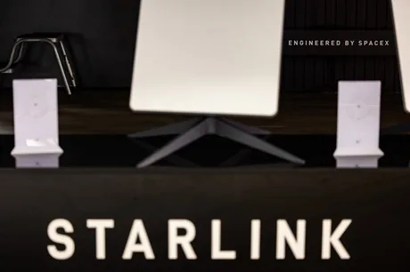 Dispozitive Starlink expuse, simbolizând tehnologia de internet prin satelit.