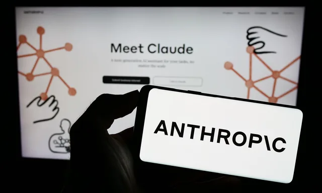 Logo-ul Anthropic pe un ecran, cu mâna care ține un telefon.