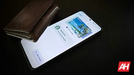 Un telefon mobil care afișează un portofel digital pe ecran.