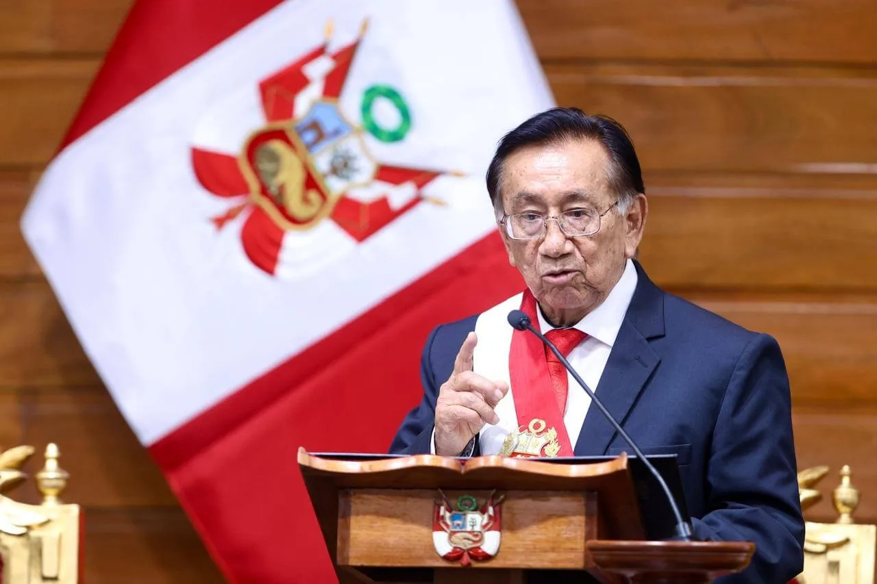 Președintele interimar al Peru, José Maria Balcazar, discutând despre achiziții militare.