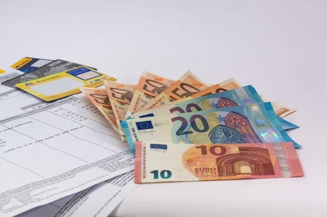 Bancnote euro și documente financiare pe un fundal alb.