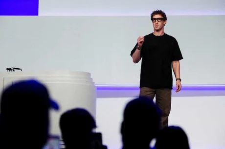 Mark Zuckerberg discutând despre dezvoltarea inteligenței artificiale la un eveniment tehnologic.
