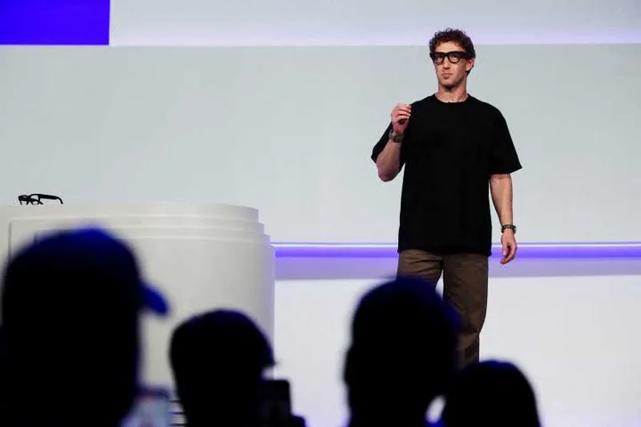 Mark Zuckerberg discutând despre dezvoltarea inteligenței artificiale la un eveniment tehnologic.