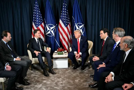 Discuții între lideri despre viitorul NATO și implicarea SUA.