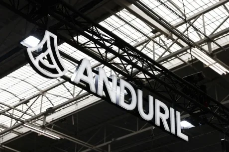 Logo Anduril expus într-un spațiu industrial, simbolizând inovația în apărare.