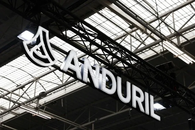 Logo Anduril expus într-un spațiu industrial, simbolizând inovația în apărare.