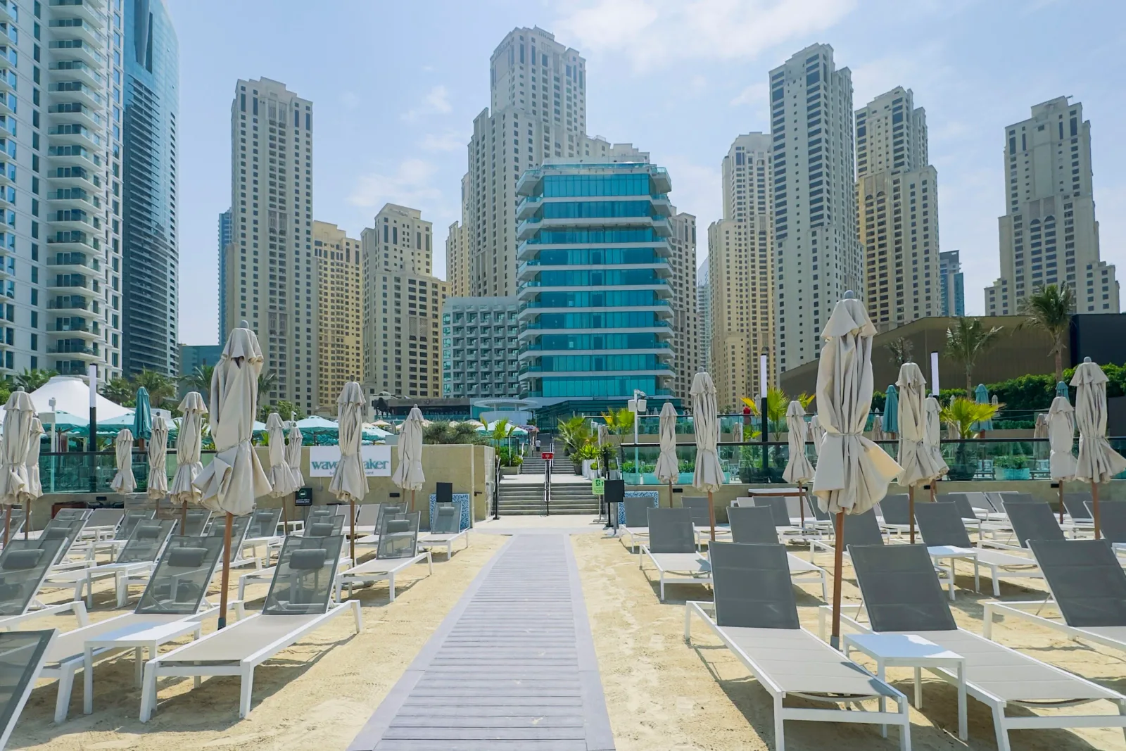 Plaje goale în Dubai, afectate de criza din Iran și scăderea turismului.