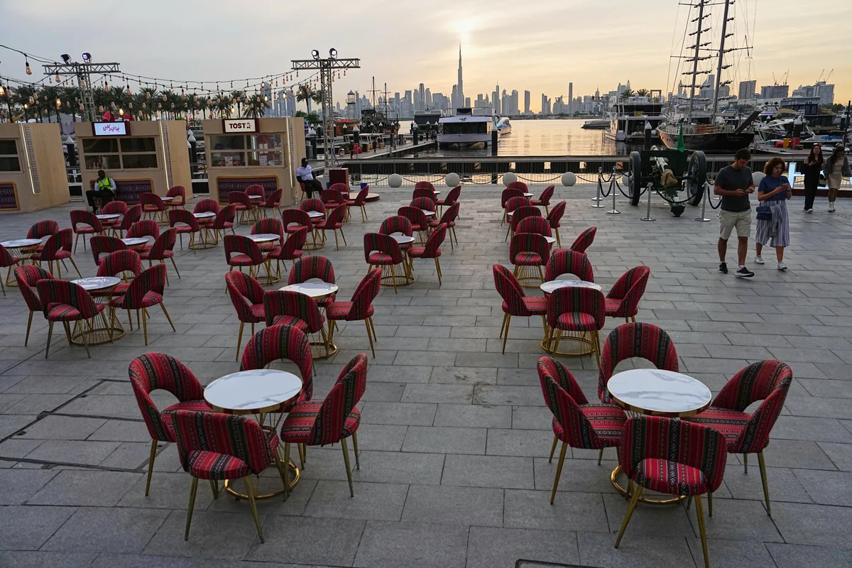Terasa unui restaurant din Dubai, cu mese goale la apus.
