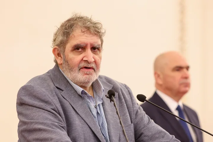 Varujan Pambuccian discutând despre criza politică din România.