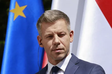 Péter Magyar discutând despre deblocarea fondurilor pentru apărarea Ucrainei.