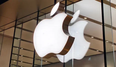 Logo-ul Apple pe o fațadă modernă de sticlă.