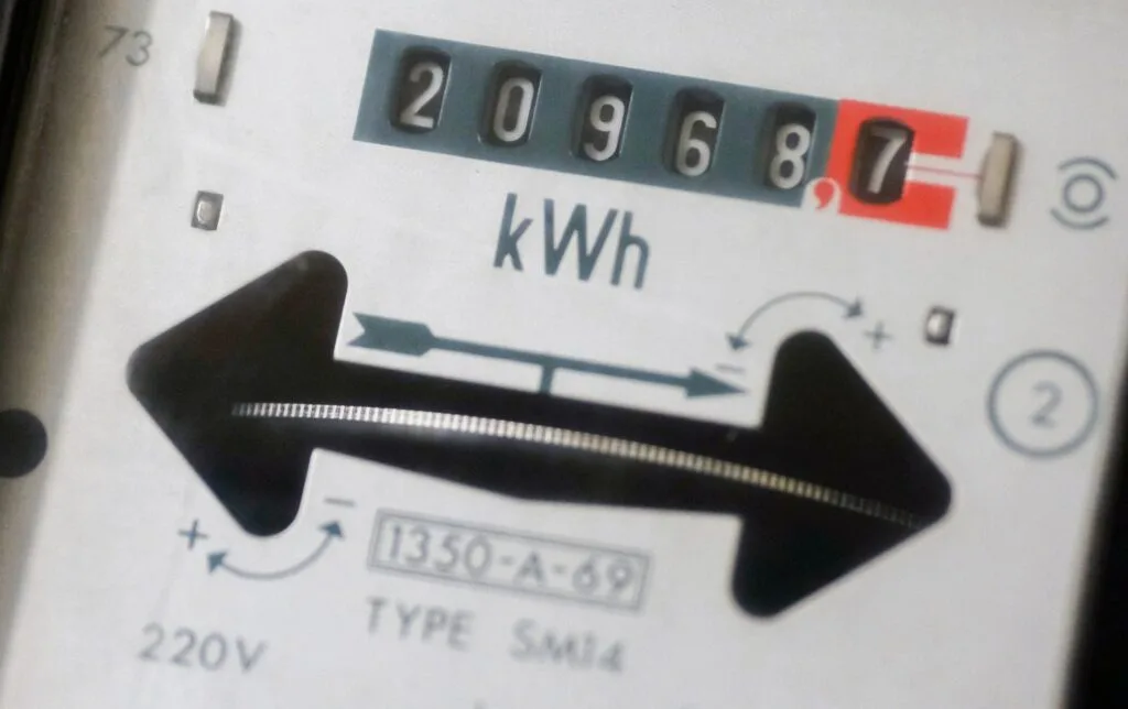 Contor de energie electrică cu cifre vizibile și săgeți de direcție.