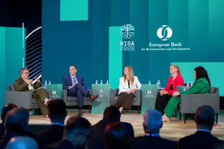 Discuție despre investiții și educație financiară la un forum economic.
