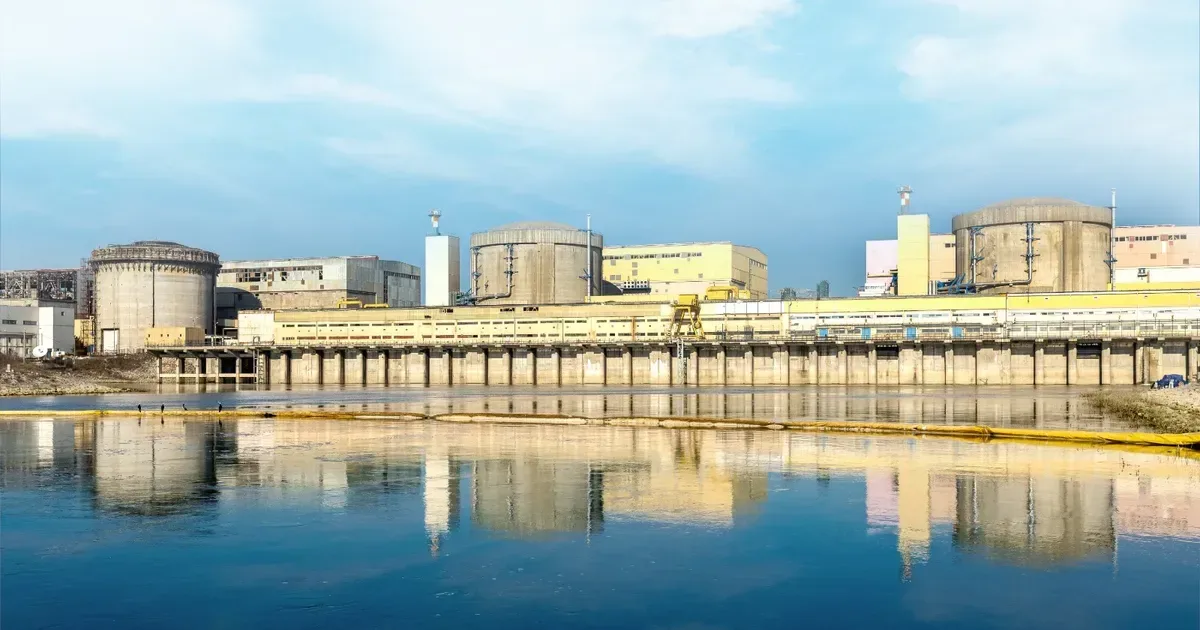 Centrala nucleară de la Cernavodă reflectată în apă.